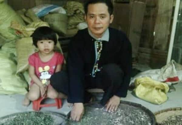 Lương y Triệu Văn Lĩu đang kiểm tra chất lượng thuốc